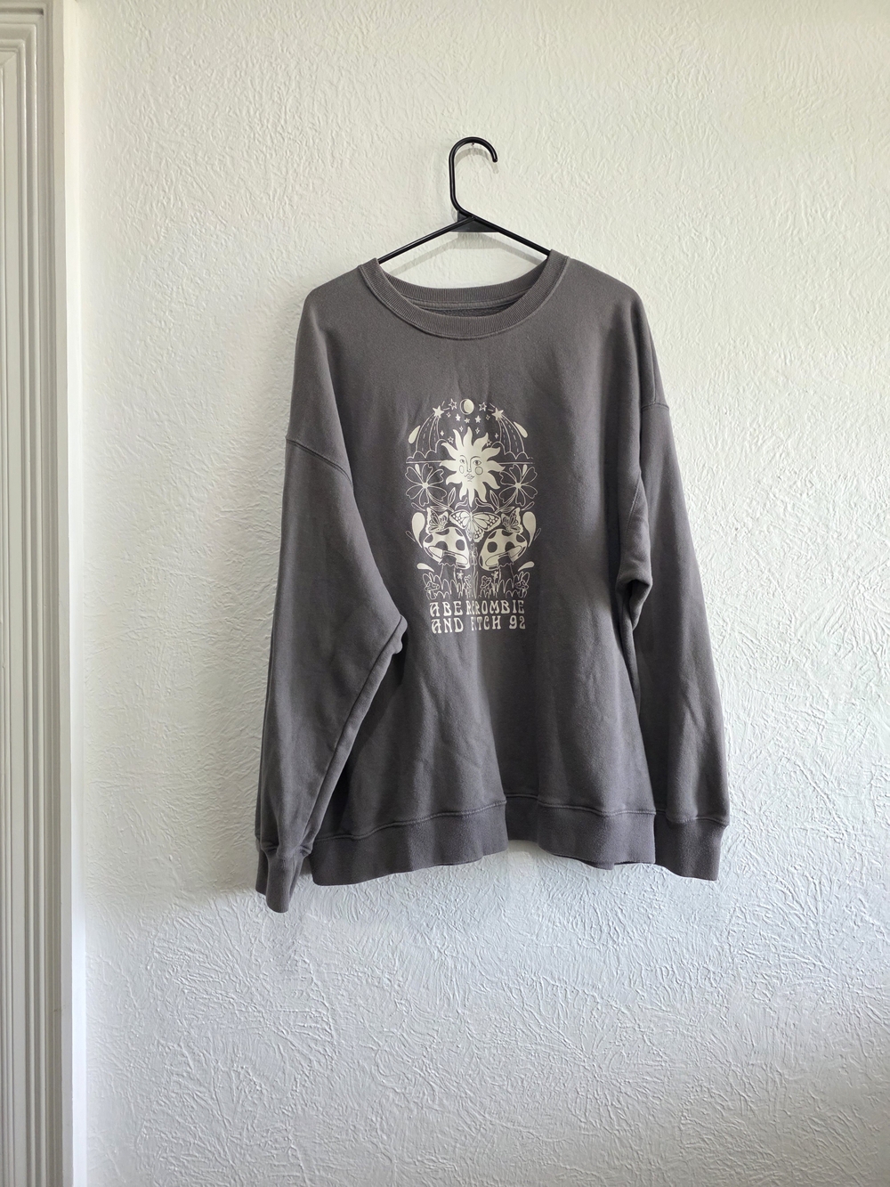 Cozy Boho Vibes Abercrombie & Fitch Gray Crewneck with White Graphic Sweatshirt